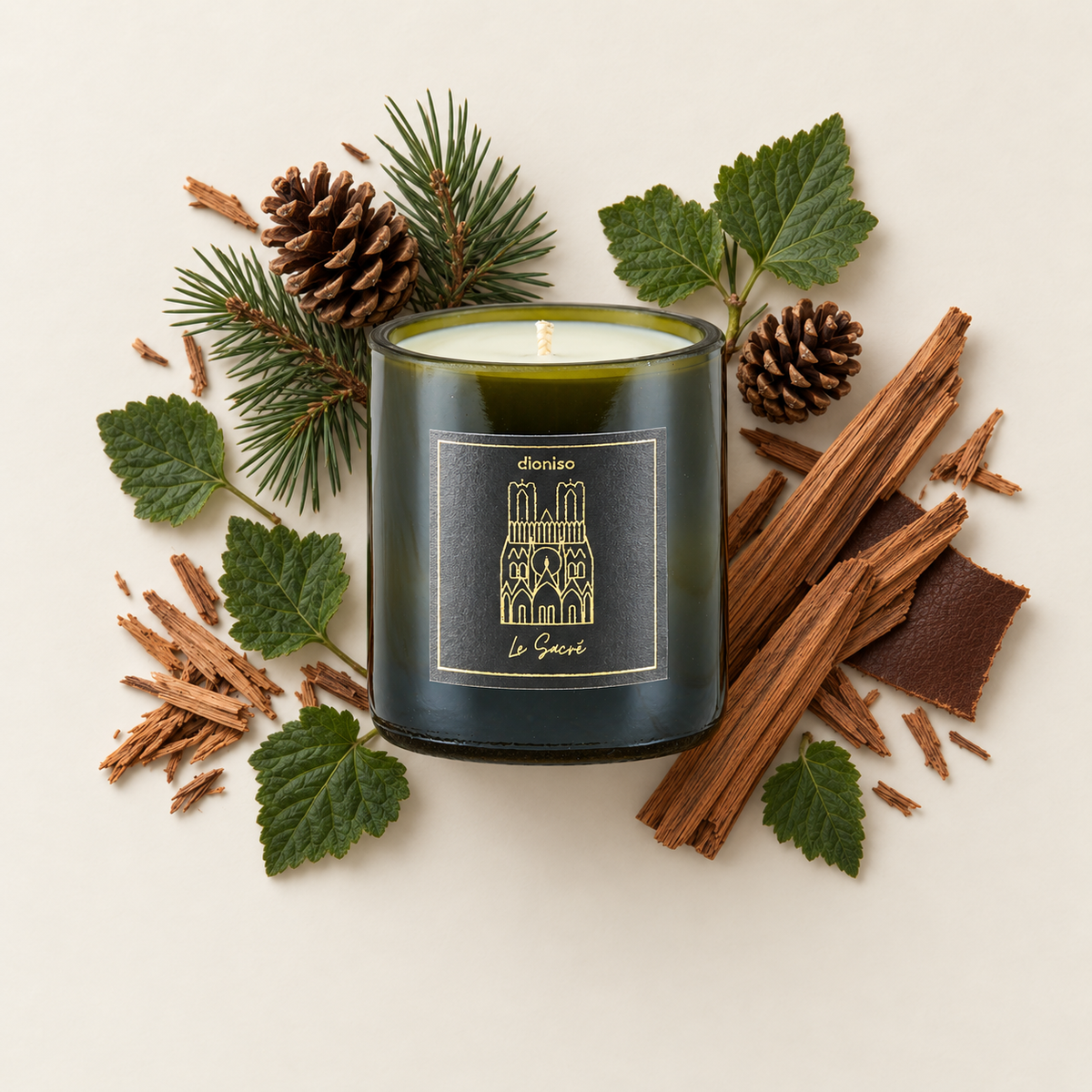 Bougie Le Sacré dioniso entourée de pin, patchouli, cèdre, santal et cuir