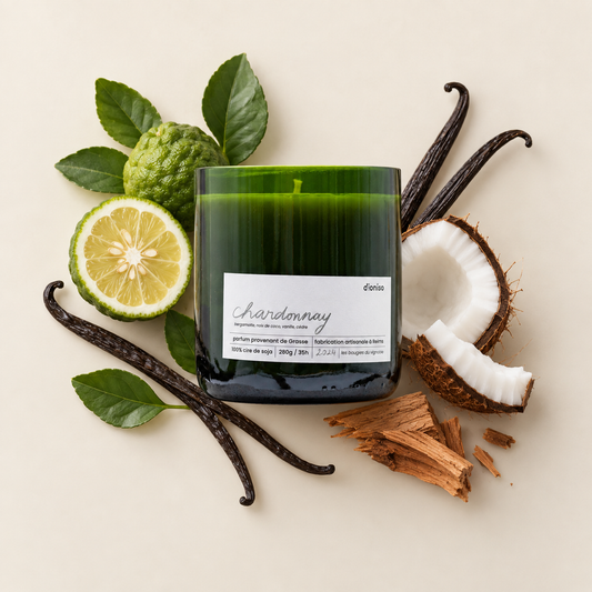 Bougie Chardonnay dioniso en verre réemployé entourée de bergamote, citron, noix de coco, vanille et cèdre
